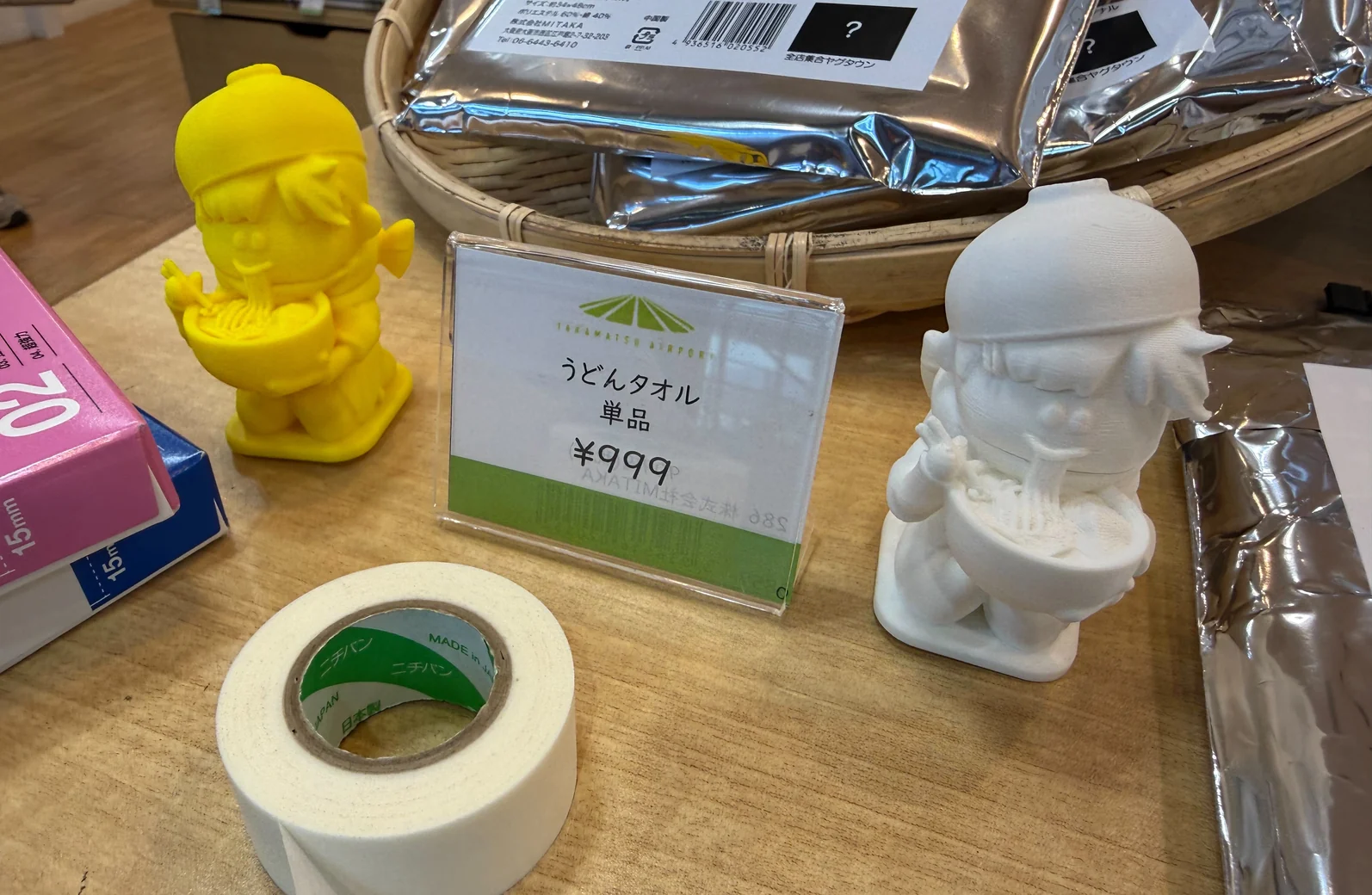 「うどんタオル 単品」の値札と店頭に並べた置物