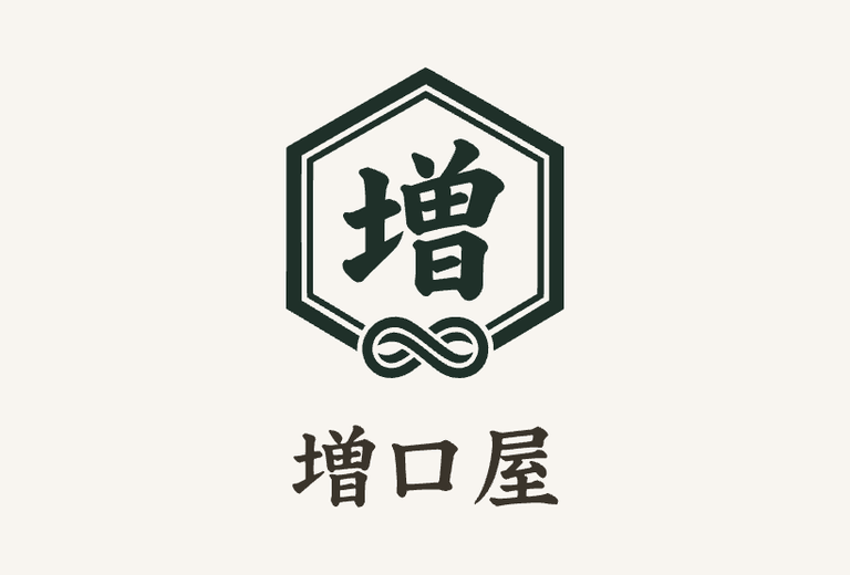 六角形の枠に「増」の字を入れた増口屋のロゴ